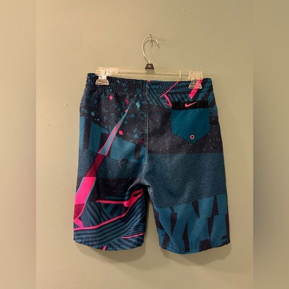 PREOWNED … NIKE “Size: L - (12-13)” With Geometric Design - Picture 2 of 3